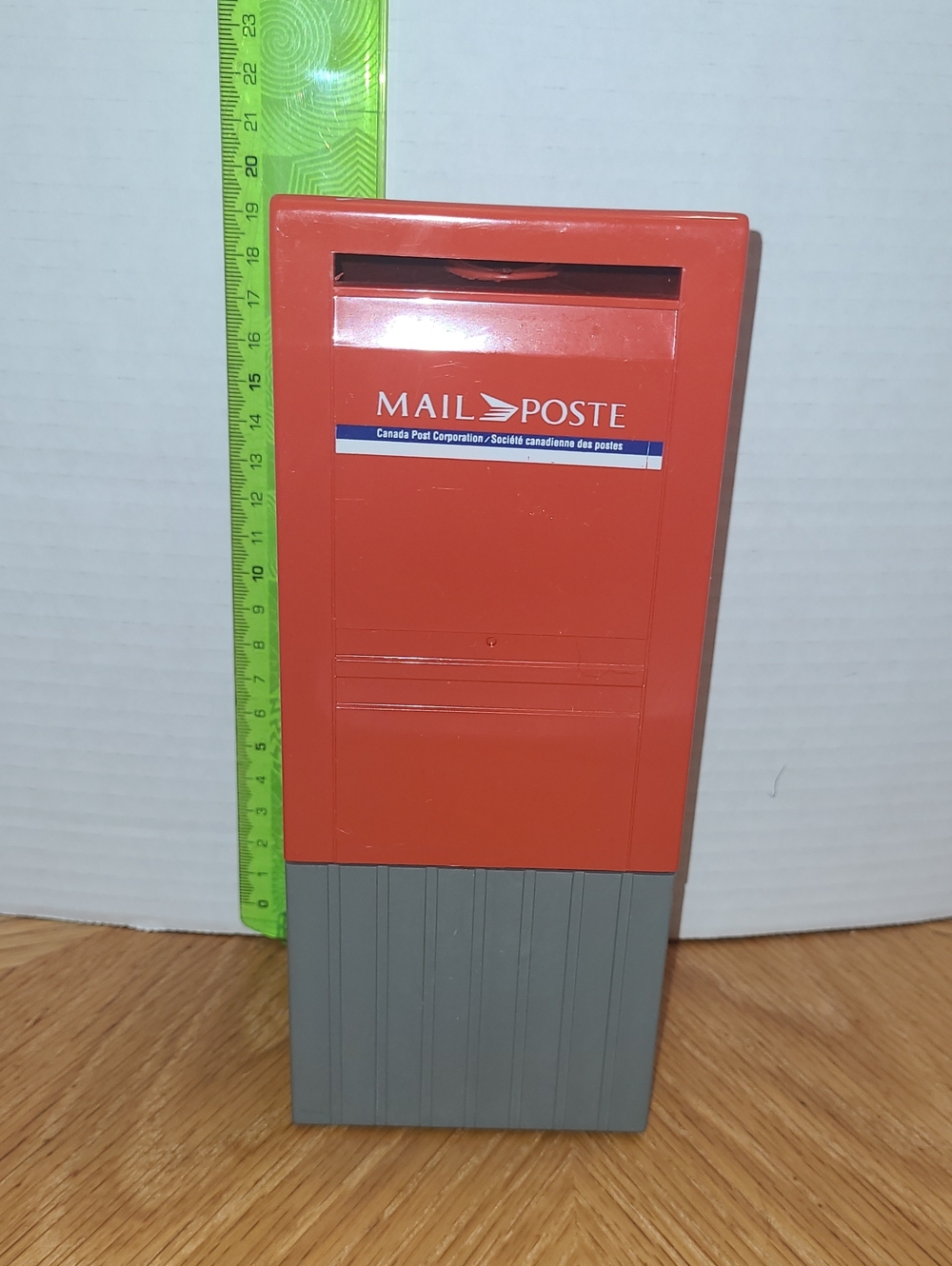 Vintage Iconic Post Canada Mail Box Coin Bank.from 1990 (Plastic)